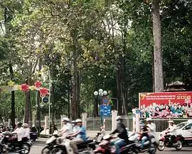 《我们在这里生活》:诗意视角下的爱情与命运